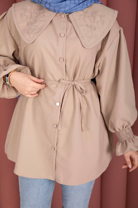 Tunique beige avec col brodé et ceinture à nouer