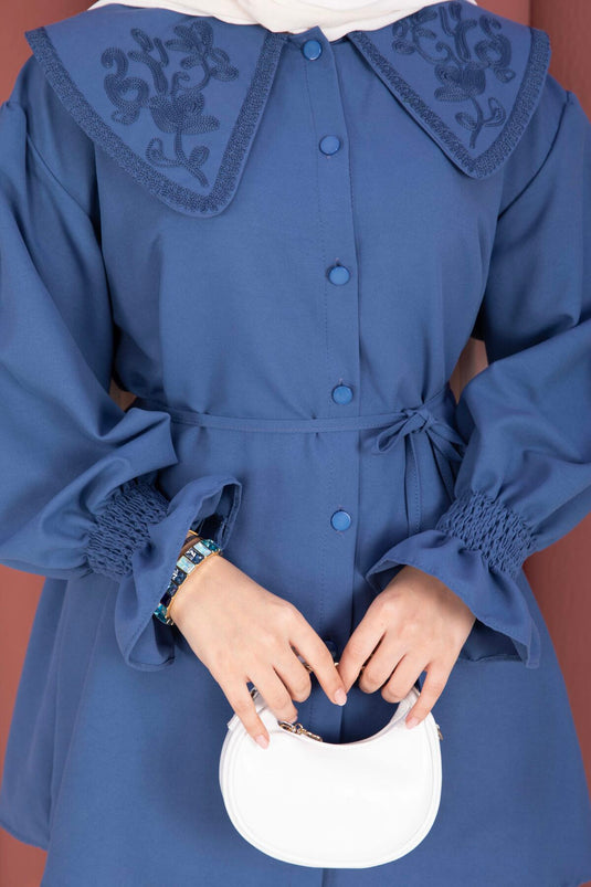 Tunique indigo avec col brodé et ceinture à nouer