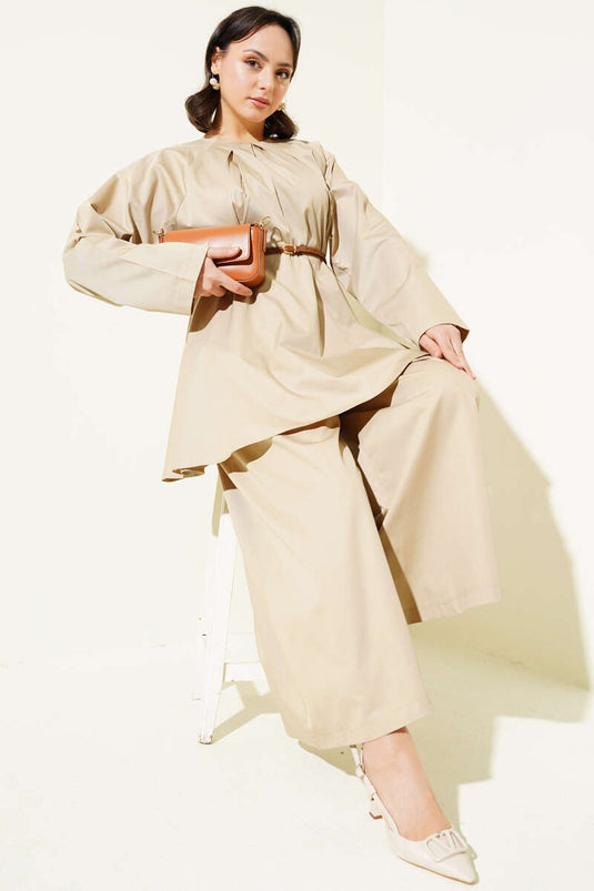 بدلة من قطعتين من البوبلين مع ياقة مدببة وحزام ومنك