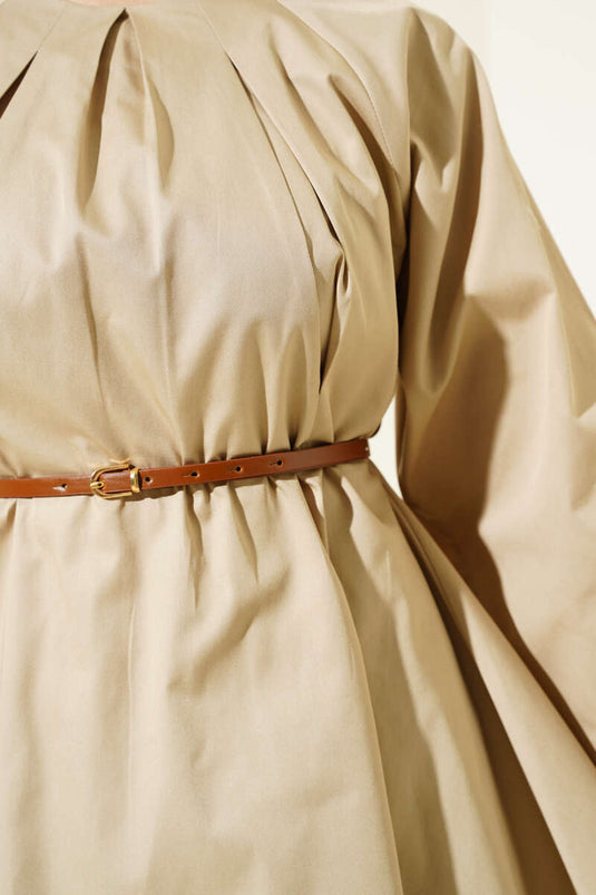 بدلة من قطعتين من البوبلين مع ياقة مدببة وحزام ومنك