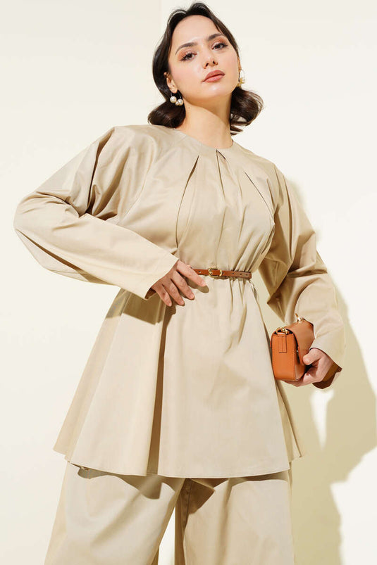 بدلة من قطعتين من البوبلين مع ياقة مدببة وحزام ومنك