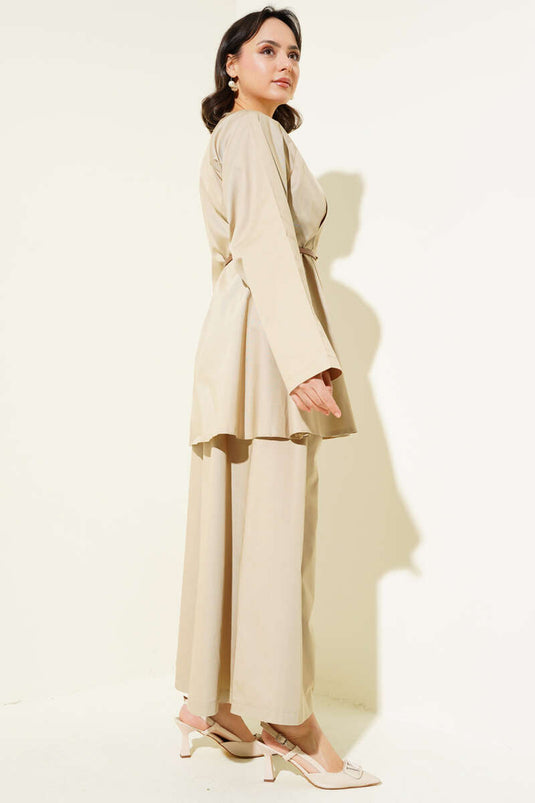 بدلة من قطعتين من البوبلين مع ياقة مدببة وحزام ومنك