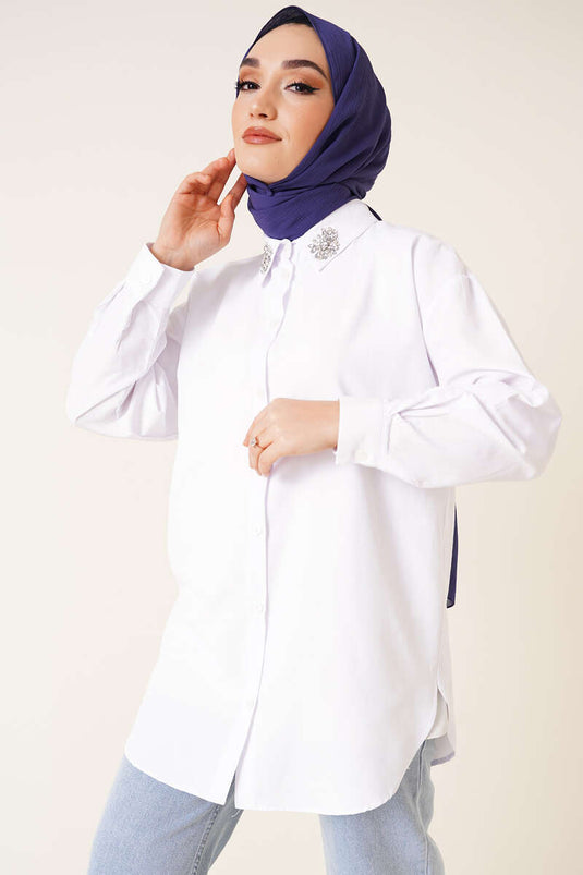 Camisa blanca con detalle de piedra en el cuello
