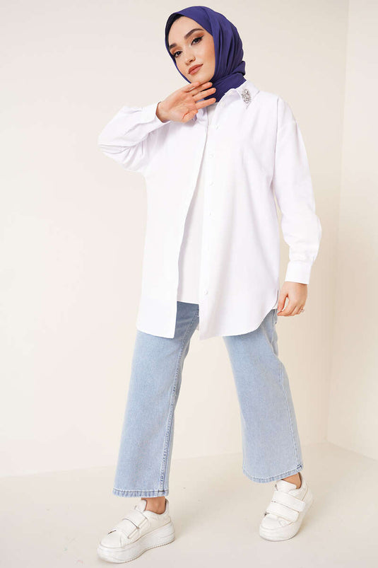 Camisa blanca con detalle de piedra en el cuello