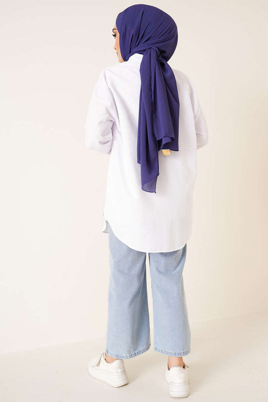 Camisa blanca con detalle de piedra en el cuello