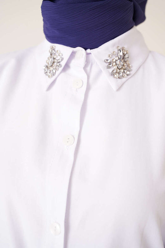 Camisa blanca con detalle de piedra en el cuello