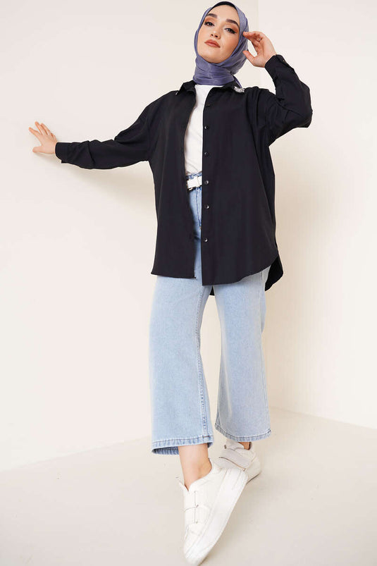 Chemise noire avec détail en pierre sur le col