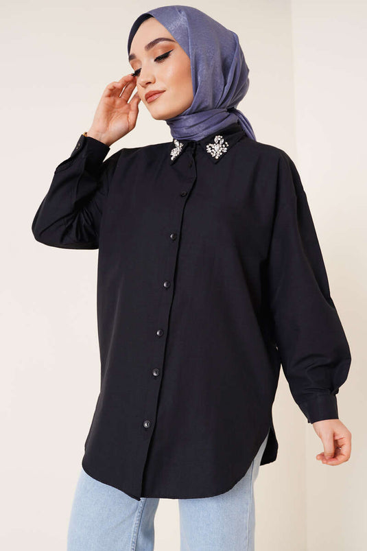 Chemise noire avec détail en pierre sur le col