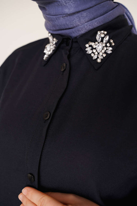 Chemise noire avec détail en pierre sur le col