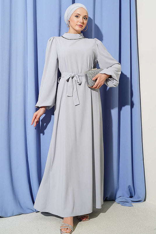 Robe de soirée grise à manches ballon avec col orné de pierres