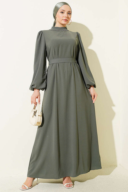 Abendkleid mit ballonförmigen Ärmeln und steinbesetztem Kragen in Khaki