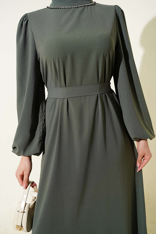Abendkleid mit ballonförmigen Ärmeln und steinbesetztem Kragen in Khaki