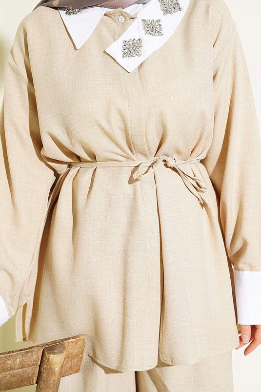 Ensemble Deux Pièces Beige avec Col Orné de Pierres et Boutons Cachés