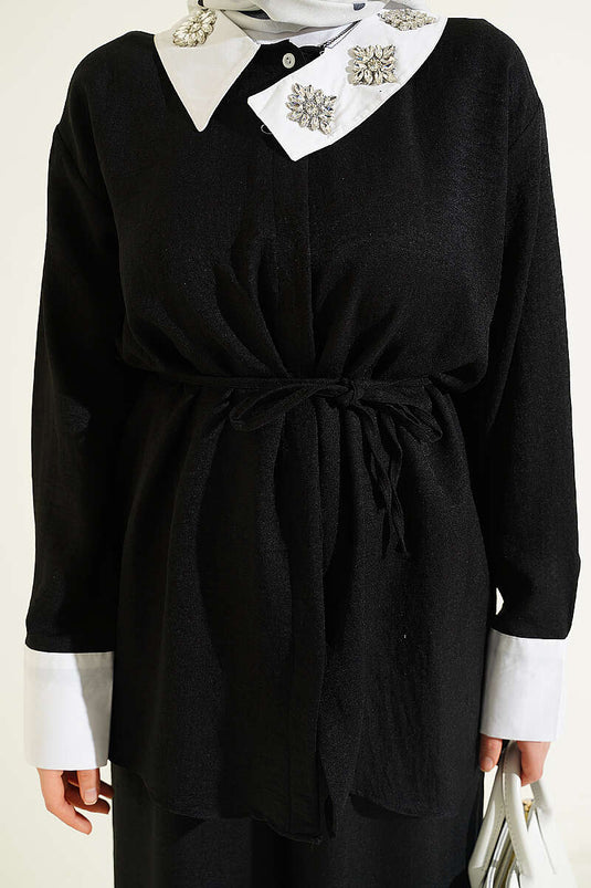 Ensemble Deux Pièces Noir avec Col Orné de Pierres et Boutons Cachés