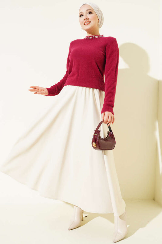 Pull bordeaux avec col et barbe ornés de pierres