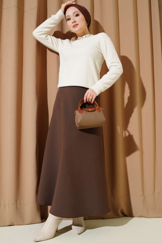 Pull écru avec col orné de pierres et motif barbe