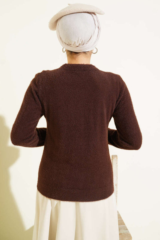 Pull marron avec col et barbe ornés de pierres