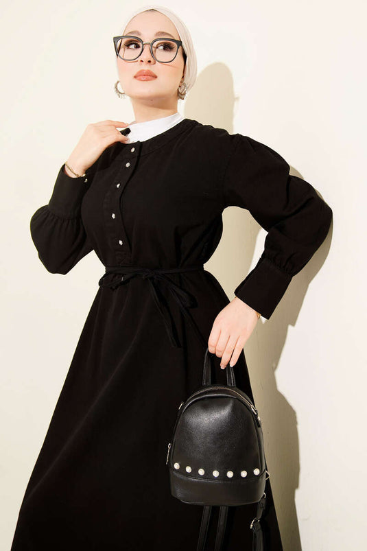 Robe en jean noire avec col à boutons métalliques demi-pression