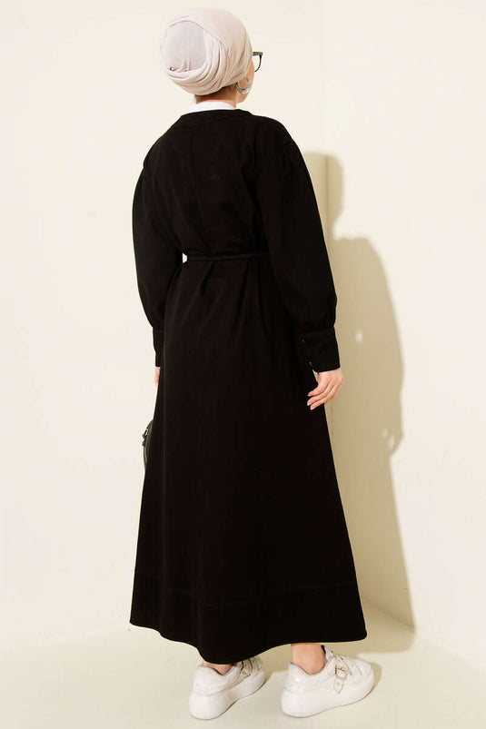 Robe en jean noire avec col à boutons métalliques demi-pression