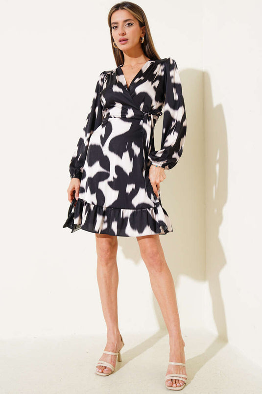 Robe courte beige en satin à motif dentelle sur le côté