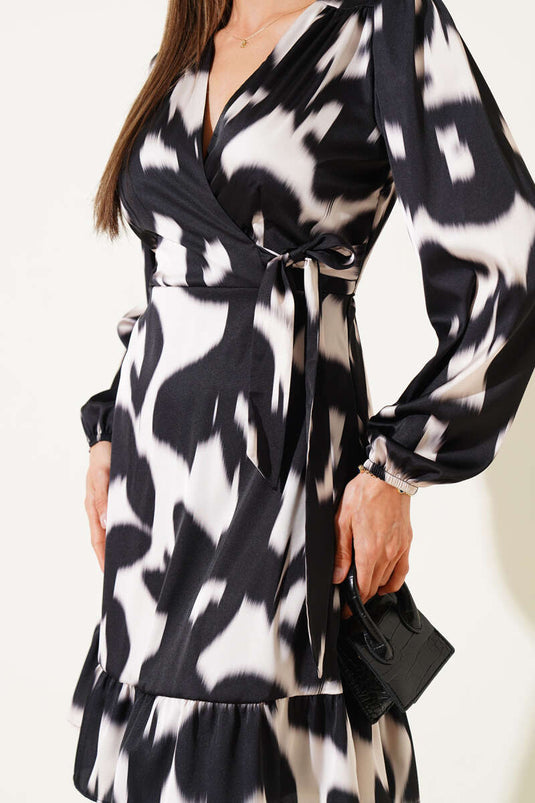 Robe courte beige en satin à motif dentelle sur le côté