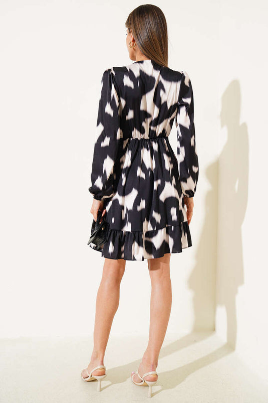 Robe courte beige en satin à motif dentelle sur le côté