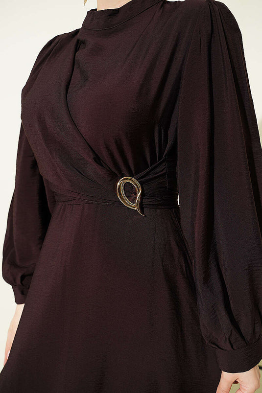 Kleid mit seitlicher Bindung und goldenem Accessoire in Dunkelbraun