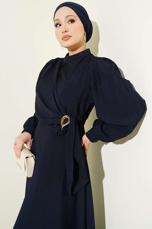 Robe bleu marine avec accessoire doré et nouée sur le côté