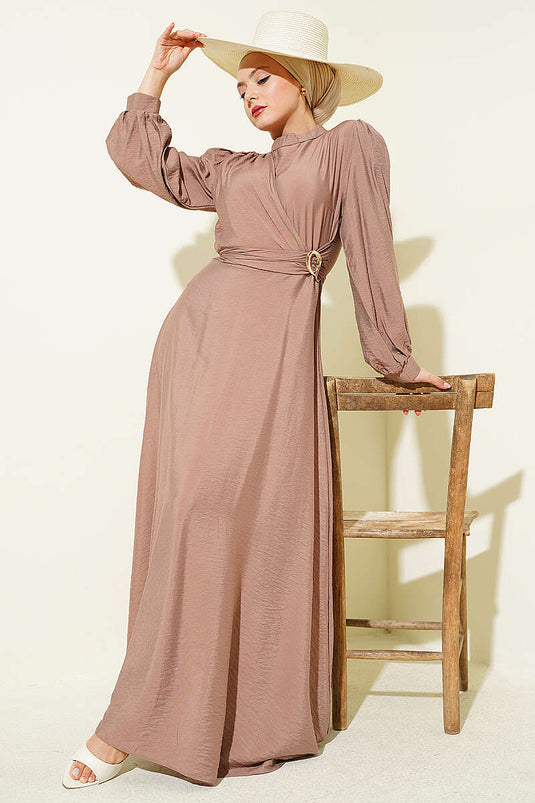 Kleid mit seitlicher Bindung und goldenem Accessoire, Vizon