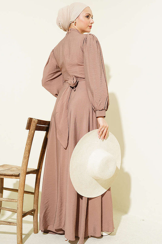 Kleid mit seitlicher Bindung und goldenem Accessoire, Vizon