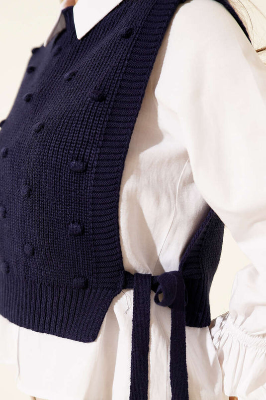 كنزة صوفية محبوكة منقوشة برباط جانبي، لون أزرق داكن