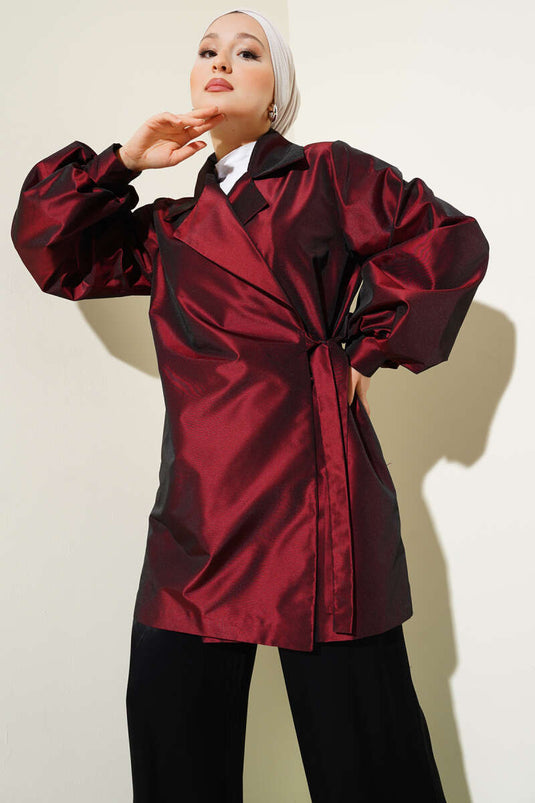 سترة من التفتا اللامع برباط جانبي باللون العنابي