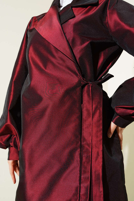 سترة من التفتا اللامع برباط جانبي باللون العنابي