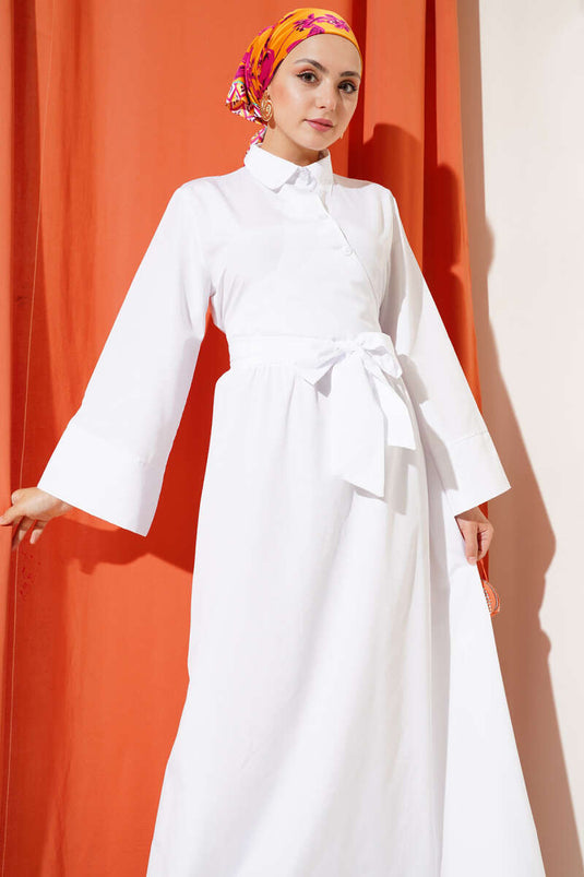 Robe blanche à boutons croisés et à nouer sur le côté