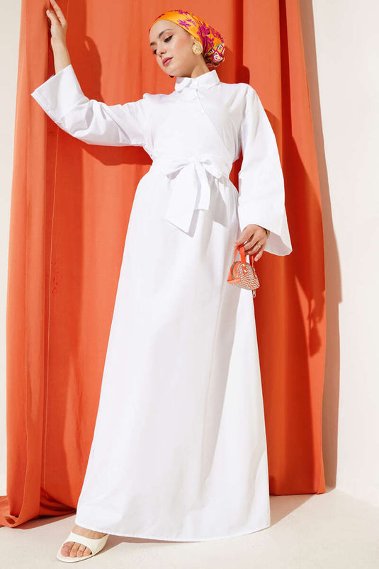 Robe blanche à boutons croisés et à nouer sur le côté