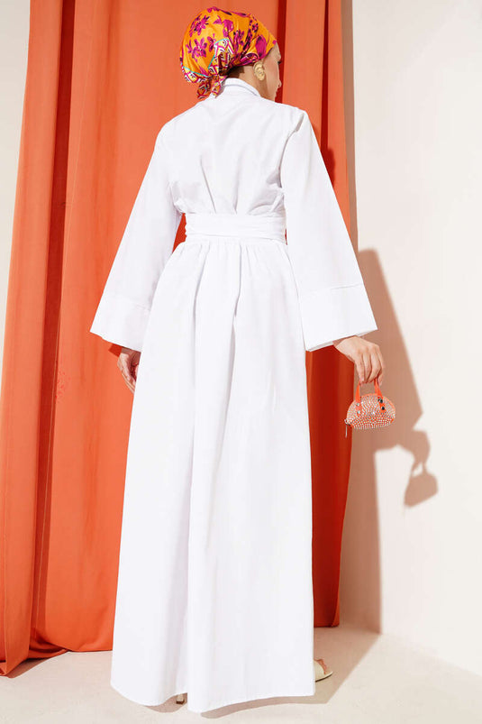 Robe blanche à boutons croisés et à nouer sur le côté