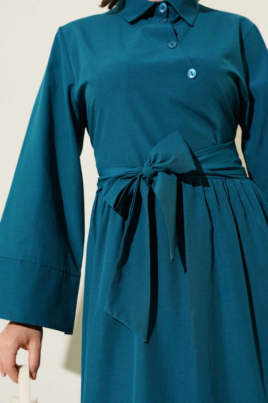 Robe boutonnée croisée à nouer sur le côté, bleu pétrole