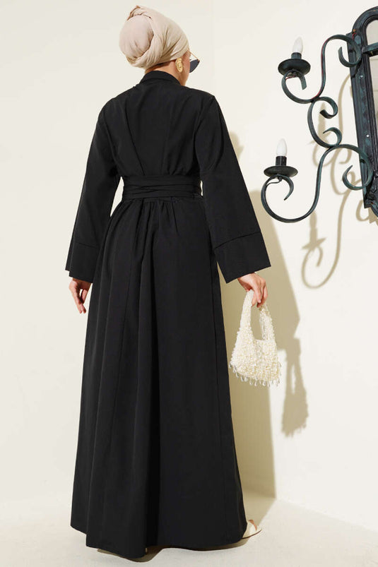 Robe noire à boutons croisés et à nouer sur le côté