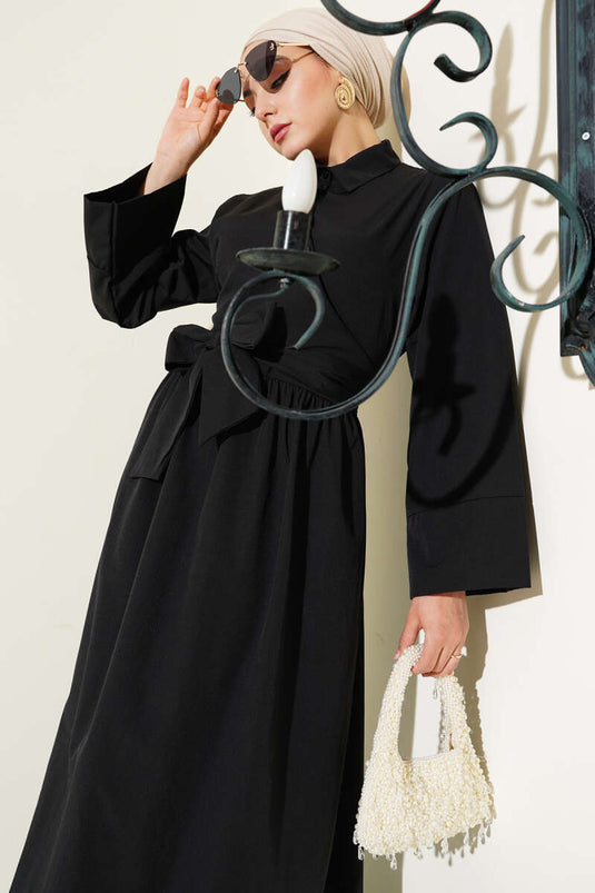 Robe noire à boutons croisés et à nouer sur le côté