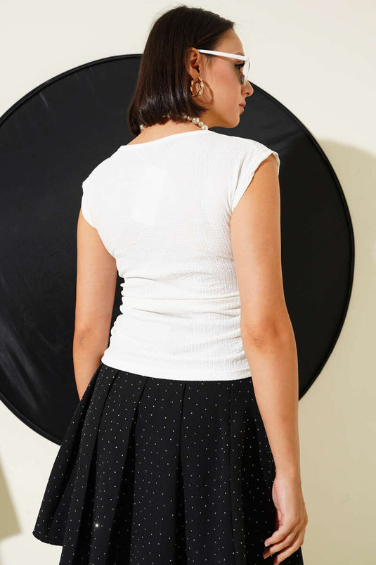 بلوزة بيضاء مكشكشة جانبية