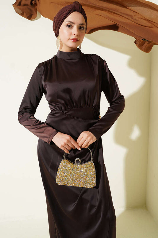 Robe de soirée en satin marron foncé avec ceinture dorée plissée Yan