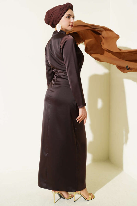 Robe de soirée en satin marron foncé avec ceinture dorée plissée Yan