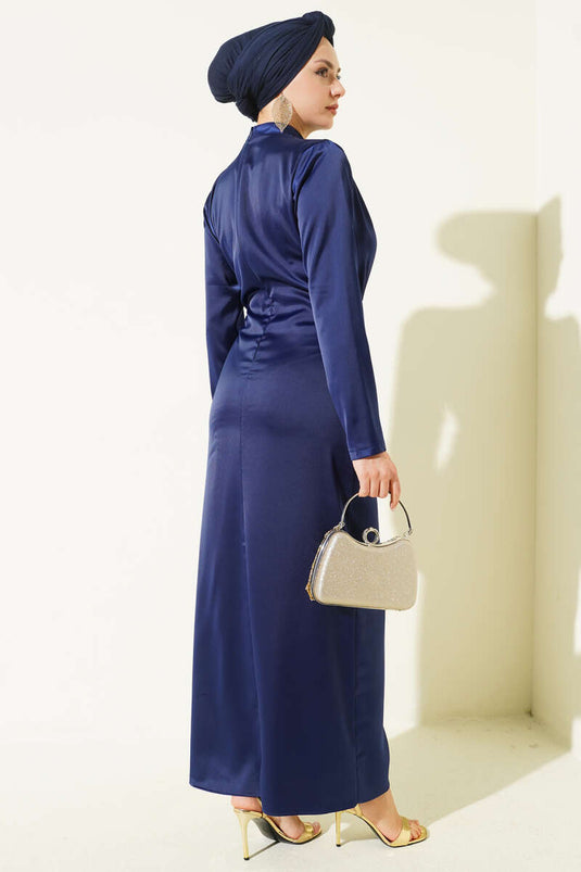 Robe de soirée en satin bleu marine avec ceinture dorée plissée Yan