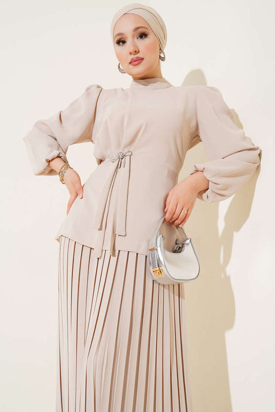 بدلة من قطعتين مع تنورة جانبية مطوية باللون البيج