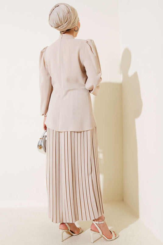 بدلة من قطعتين مع تنورة جانبية مطوية باللون البيج