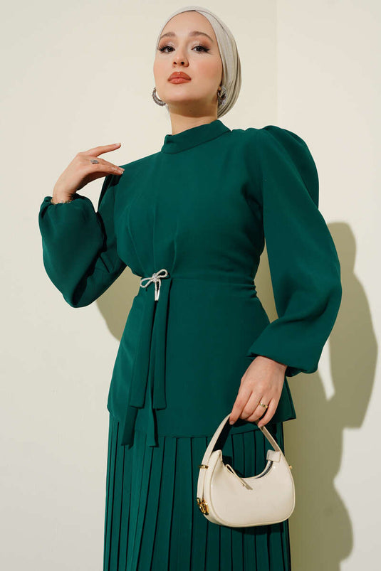 طقم من قطعتين باللون الزمردي مع تنورة جانبية مكشكشة ومطوية