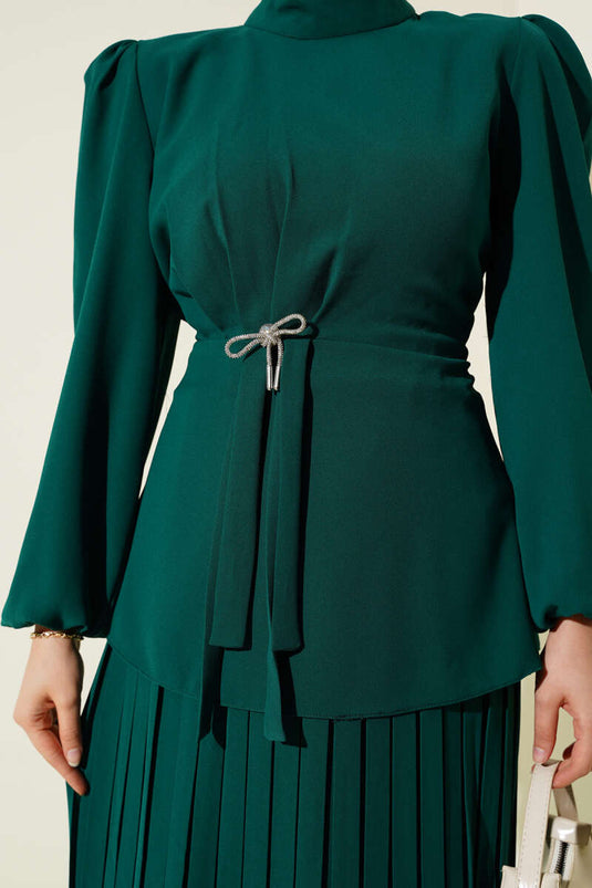 طقم من قطعتين باللون الزمردي مع تنورة جانبية مكشكشة ومطوية