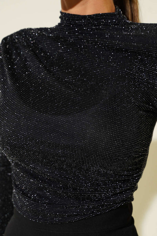 بلوزة سوداء لامعة مكشكشة من الجانب