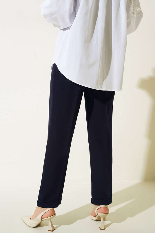 بنطلون بساقين وجيب جانبي وتفاصيل طيات باللون الأزرق الداكن