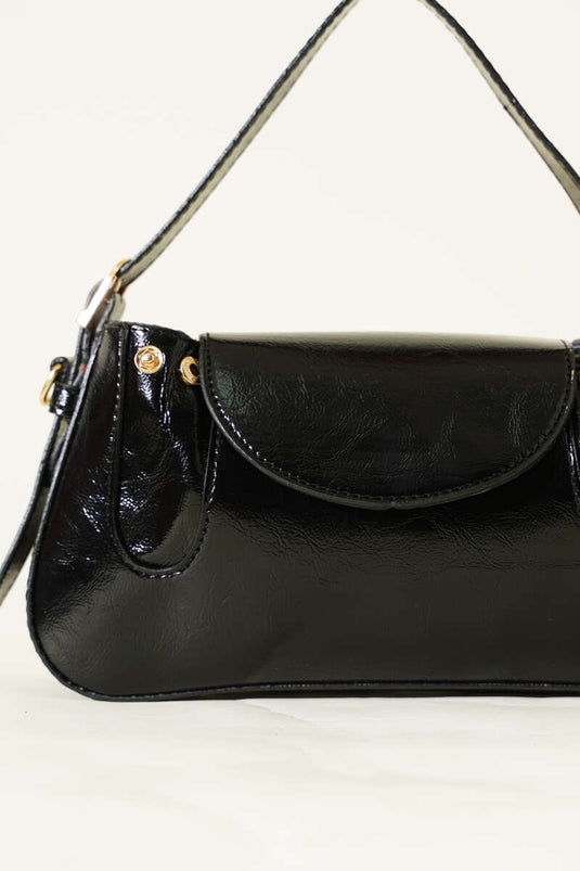 حقيبة جلدية لامعة سوداء اللون مزودة بزر كبس جانبي